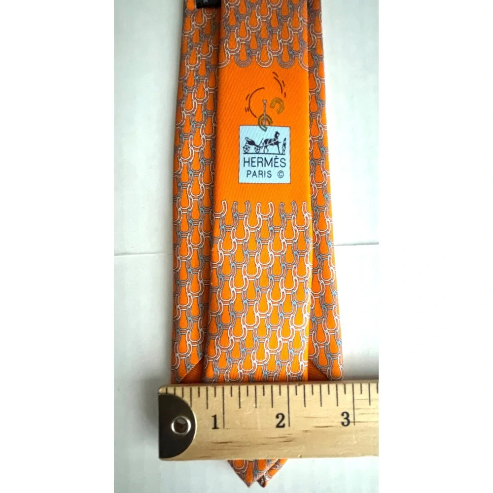 Hermes Paris Mens Orange Silk Horseshoe Link Pattern Necktie 6324 PA France EUC